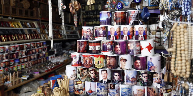 Tassen stehen in einem Laden aufgebaut, auf ihnen Fotos von Putin, Assad und Hisbollah-Führer Hassan Nassrallah Tassen stehen in einem Laden aufgebaut, auf ihnen Fotos von Putin, Assad und Hisbollah-Führer Hassan Nassrallah