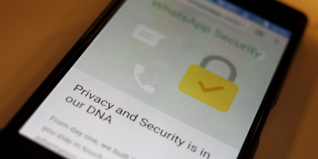 Hinweis zur Sicherheit bei WhatsApp auf einem Smartphone Hinweis zur Sicherheit bei WhatsApp auf einem Smartphone