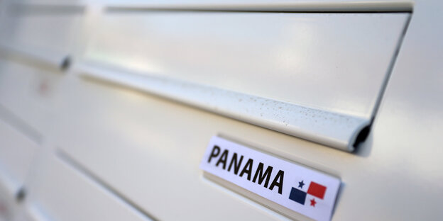 Briefkasten mit Schriftzug "Panama" mit einer panamaischen Flagge Briefkasten mit Schriftzug "Panama" mit einer panamaischen Flagge