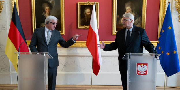 Steinmeier und Waszczykowski stehen hinter Rednerpulten und zeigen aufeinander Steinmeier und Waszczykowski stehen hinter Rednerpulten und zeigen aufeinander