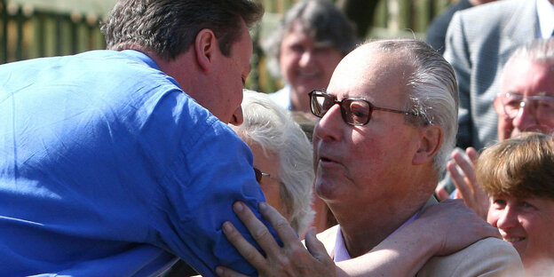 David Cameron umarmt seinen Vater Ian Cameron David Cameron umarmt seinen Vater Ian Cameron