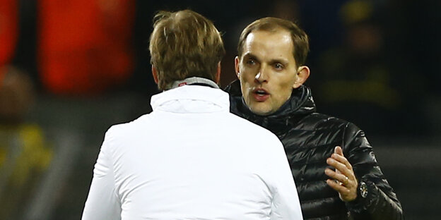 Zwei Männer, Jürgen Klopp und Thomas Tuchel, begrüßen sich Zwei Männer, Jürgen Klopp und Thomas Tuchel, begrüßen sich