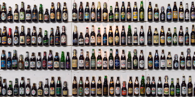 Dutzende unterschiedliche Bierflasche stehen in einem Regal Dutzende unterschiedliche Bierflasche stehen in einem Regal