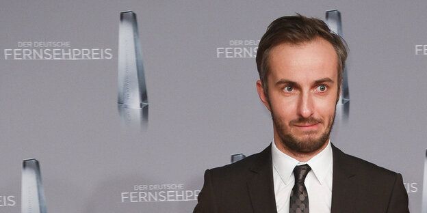 Mann mit Backenbart. Es ist Jan Böhmermann Mann mit Backenbart. Es ist Jan Böhmermann