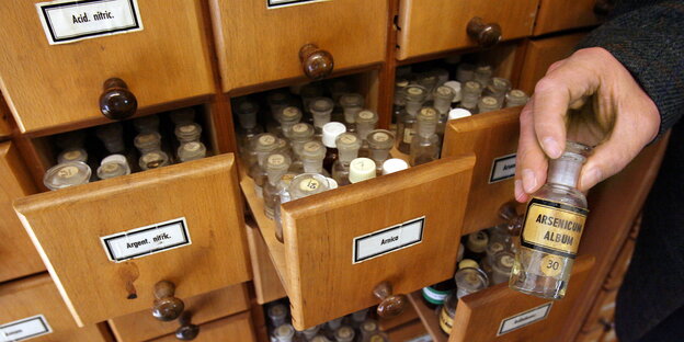 Schrank mit Gläschen in einer homöopathischen Apotheke Schrank mit Gläschen in einer homöopathischen Apotheke