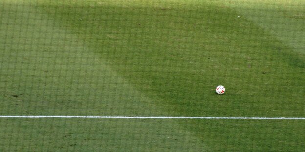 Ein Fußball liegt auf dem Spielfeld Ein Fußball liegt auf dem Spielfeld