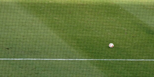 Ein Fußball liegt auf dem Spielfeld