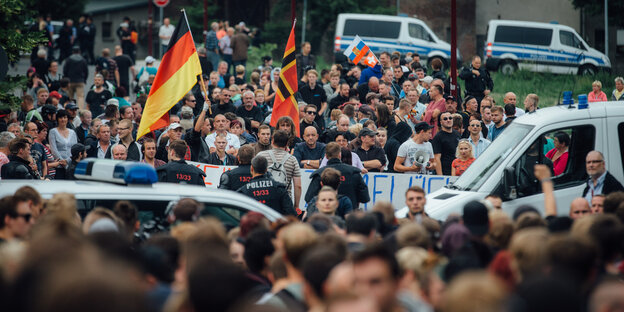 Gegner der Flüchtlingsunterkunft demonstrieren in Freital Gegner der Flüchtlingsunterkunft demonstrieren in Freital