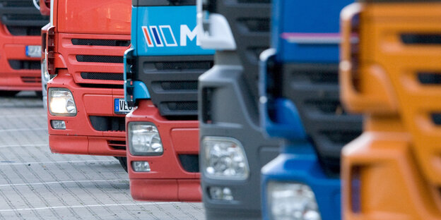 Mehrere Lkw stehen nebeneinander Mehrere Lkw stehen nebeneinander