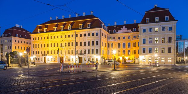 Das Hotel Taschenbergpalais Kempinski in Dresden bei Nacht leuchtet Das Hotel Taschenbergpalais Kempinski in Dresden bei Nacht leuchtet