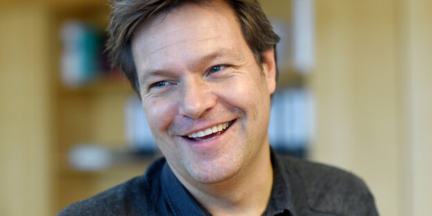 Der Grünen-Politiker Robert Habeck, stellvertretender Ministerpräsident in Schleswig-Holstein, lächelt Der Grünen-Politiker Robert Habeck, stellvertretender Ministerpräsident in Schleswig-Holstein, lächelt