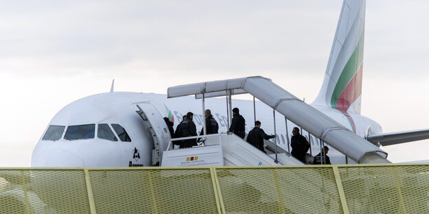 Flüchtlinge steigen bei Abschiebung ins Flugzeug Flüchtlinge steigen bei Abschiebung ins Flugzeug