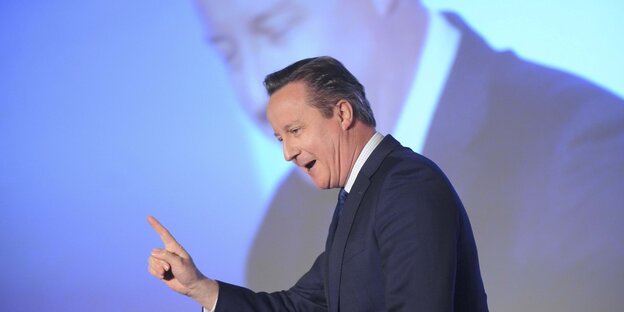 David Cameron vor einer Leinwand, auf der er noch mal vergrößert zu sehen ist. David Cameron vor einer Leinwand, auf der er noch mal vergrößert zu sehen ist.