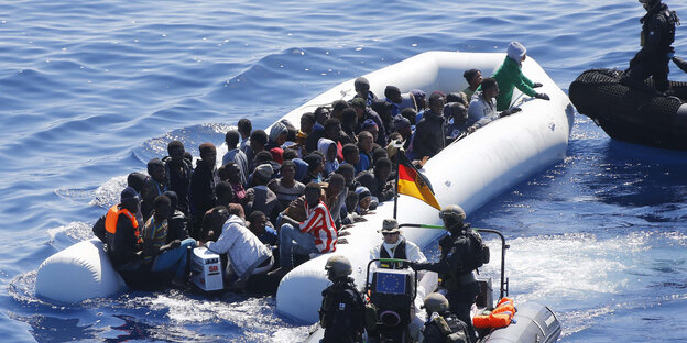 Flüchtlinge in einem Schaluchboot vor der libyschen Küste. Flüchtlinge in einem Schaluchboot vor der libyschen Küste.