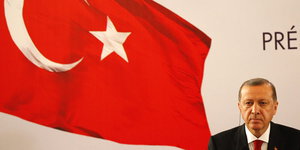 Erdogan mit der türkischen Flagge