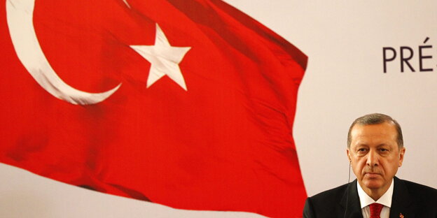 Erdogan mit der türkischen Flagge Erdogan mit der türkischen Flagge
