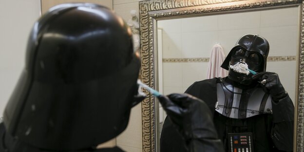 Darth Vader putzt sich die Zähne Darth Vader putzt sich die Zähne
