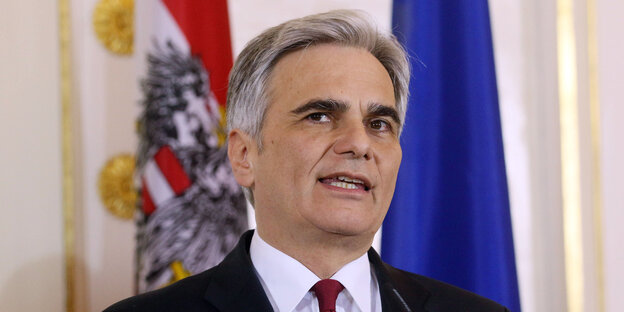 Österreichs Bundeskanzler Werner Faymann. Österreichs Bundeskanzler Werner Faymann.