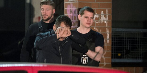 Festnahme bei Polizeirazzia Festnahme bei Polizeirazzia