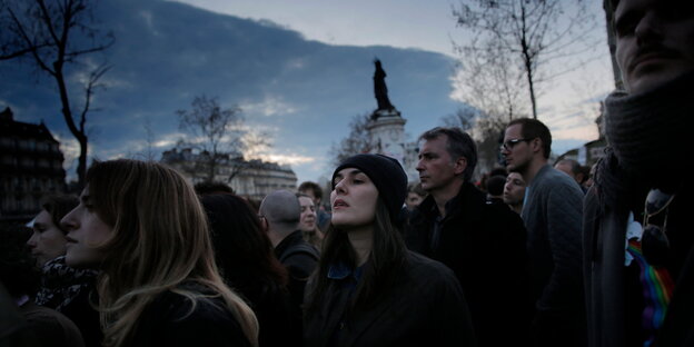 Junge Menschen laufen in einer Reihe auf der Place de la République in Paris Junge Menschen laufen in einer Reihe auf der Place de la République in Paris