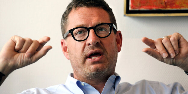 Kai Diekmann hebt die Arme Kai Diekmann hebt die Arme