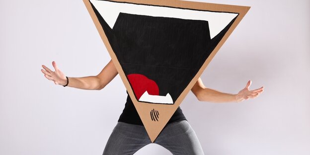 Ein Mann trägt eine Maske, die aussieht wie ein schreinder Mund Ein Mann trägt eine Maske, die aussieht wie ein schreinder Mund
