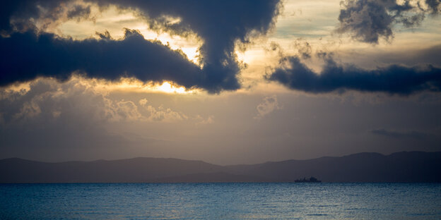 Meer, Schiff, Hügel und Sonnenaufgang Meer, Schiff, Hügel und Sonnenaufgang