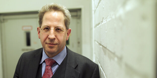 Ein Mann mit Brille und kurzen Haaren. Es ist Hans-Georg Maaßen