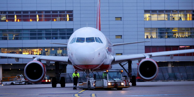 Ein Flugzeug steht vor dem Terminal des Flughafens Düsseldorf Ein Flugzeug steht vor dem Terminal des Flughafens Düsseldorf
