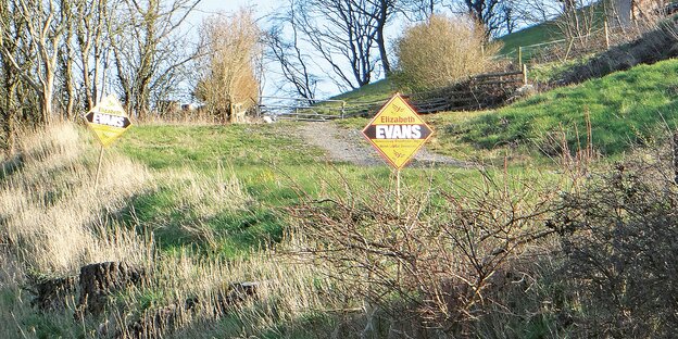 Schilder in einer grünen Landschaft