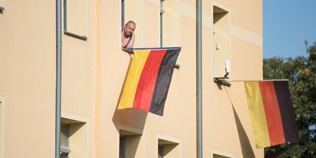 Ein Wohnhaus mit Deutschlandfahnen