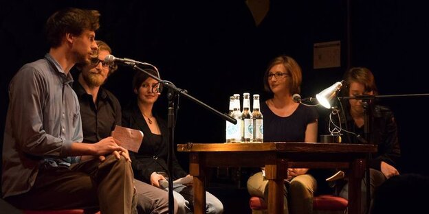 Gäste sprechen auf der Bühne über die Zukunft von Literaturzeitschriften Gäste sprechen auf der Bühne über die Zukunft von Literaturzeitschriften
