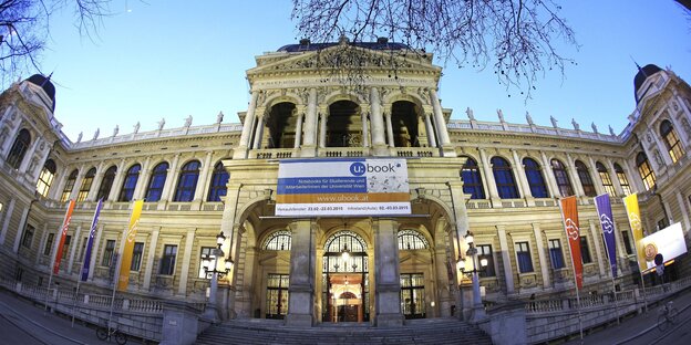repräsentatives Gebäude der Uni Wien im Abendlicht repräsentatives Gebäude der Uni Wien im Abendlicht