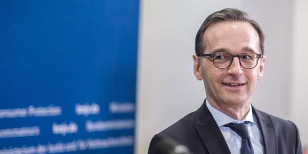Justizminister Heiko Maas schaut kokett zur Seite und lächelt Justizminister Heiko Maas schaut kokett zur Seite und lächelt