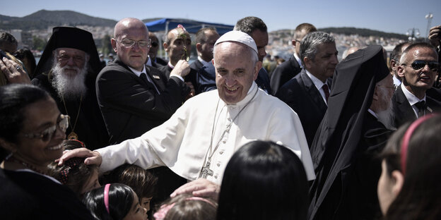 Der Papst umringt von Menschen Der Papst umringt von Menschen