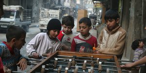 Syrische Kinder an einem Tischkicker
