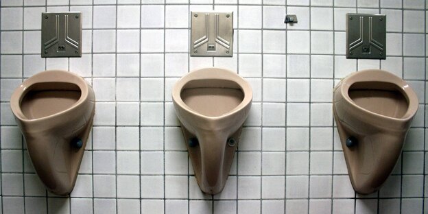 Drei Pissoirs. Drei Pissoirs.