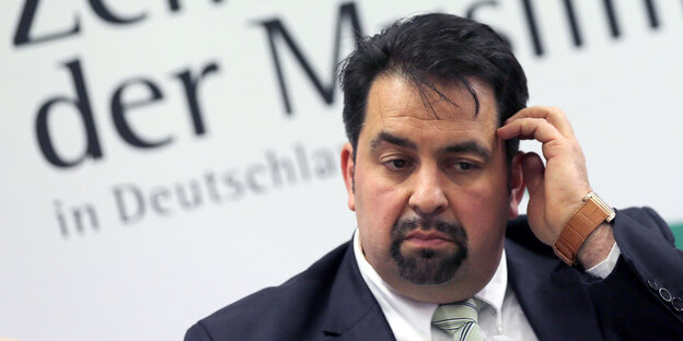 Der Vorsitzende des Zentralrats der Muslime in Deutschland, Aiman Mazyek, krazt sich am Kopf Der Vorsitzende des Zentralrats der Muslime in Deutschland, Aiman Mazyek, krazt sich am Kopf