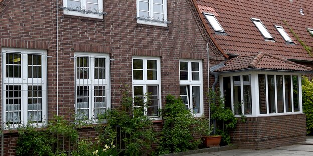 Das Gebäude eines ehemaligen Friesenhof-Heims hat vergitterte Fenster. Das Gebäude eines ehemaligen Friesenhof-Heims hat vergitterte Fenster.