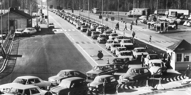 Ostern 1975: Autoschlangen am Grenzübergang Helmstedt-Marienborn.