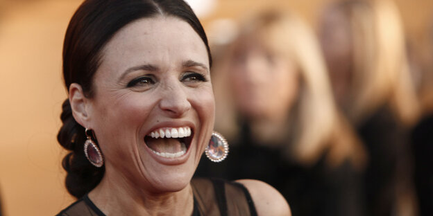 Julia Louis-Dreyfus lacht