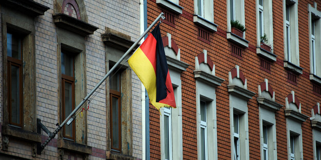 Deutschlandfahne an einem Wohnhaus Deutschlandfahne an einem Wohnhaus