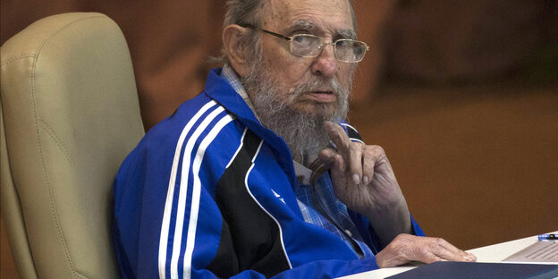 Ein alter Mann mit Brille und Trainingsjacke. Es ist Fidel Castro Ein alter Mann mit Brille und Trainingsjacke. Es ist Fidel Castro