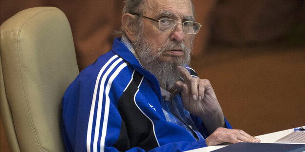 Ein alter Mann mit Brille und Trainingsjacke. Es ist Fidel Castro