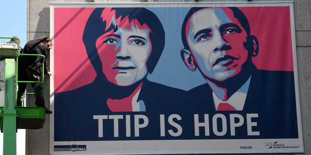 Plakat, das Barack Obama und Angela Merkel zeigt. Darunter die Worte: TTIP is hope Plakat, das Barack Obama und Angela Merkel zeigt. Darunter die Worte: TTIP is hope