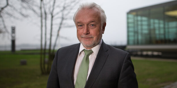 Wolfgang Kubicki steht neben dem Landtag in Kiel Wolfgang Kubicki steht neben dem Landtag in Kiel