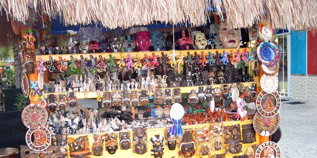 Ein Straßenstand mit Souvenirs Ein Straßenstand mit Souvenirs