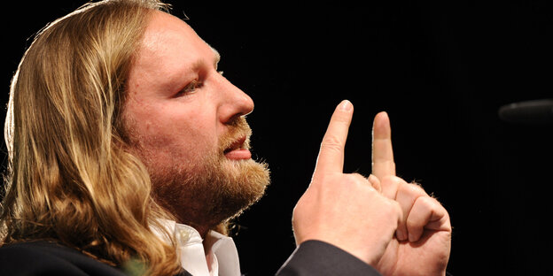 Der Grünen-Politiker Anton Hofreiter zeigt mit seinen Fingern "ein kleines bisschen" Der Grünen-Politiker Anton Hofreiter zeigt mit seinen Fingern "ein kleines bisschen"