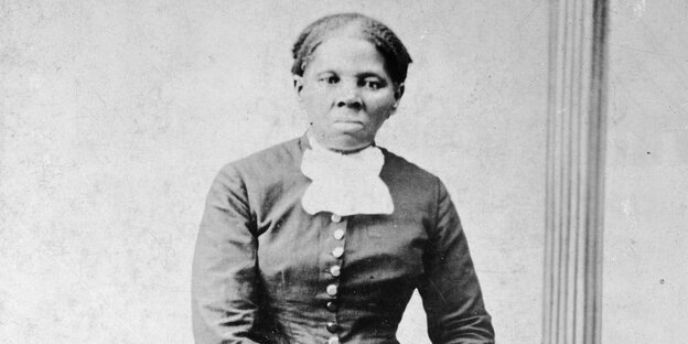 Ein Schwarz-Weiß-Porträt der schwarzen Freiheitskämpferin Harriet Tubman, aufgenommen zwischen 1860 und 1875 Ein Schwarz-Weiß-Porträt der schwarzen Freiheitskämpferin Harriet Tubman, aufgenommen zwischen 1860 und 1875