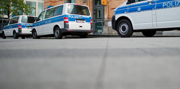 Drei Polizeiautos stehen vor der Wache in Hannover Drei Polizeiautos stehen vor der Wache in Hannover